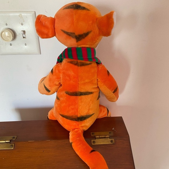 New Disney Holiday Tigger - Picture 4 of 6